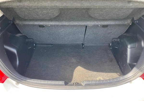 Toyota Yaris cena 23900 przebieg: 142049, rok produkcji 2013 z Katowice małe 529
